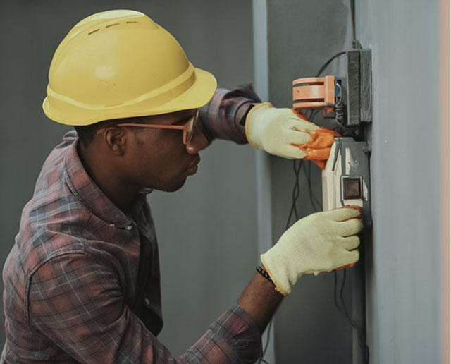 Luz Piscando em Casa em Bauru? Veja 4 Possíveis Causas eletricista carlos silva