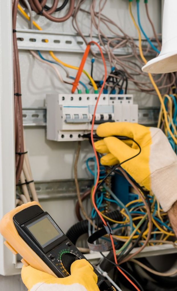 Luz Piscando em Casa em Bauru? Veja 4 Possíveis Causas eletricistas